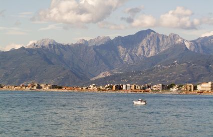 Viareggio: the beach and the Apuan Alps