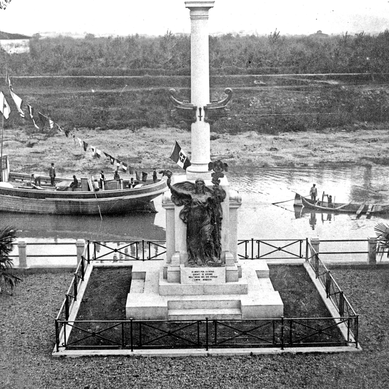 Monumento con battello